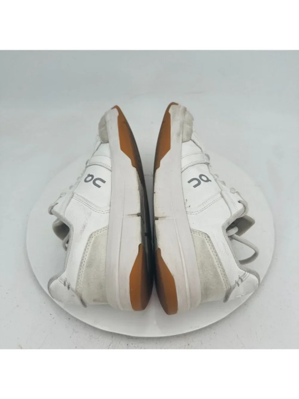 On The Roger Clubhouse Swiss Engineering Women Sz 9 3WF10430924 White Ivory Shoe